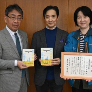 「猛禽類の医者」役割知って　市内図書館と児童館に本寄贈【釧路市】(2025-04-18)