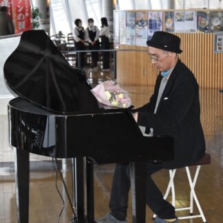 ストリートピアノ気軽に　青柳さん演奏会　道の駅スワン４４ねむろ【根室】(2025-05-01)