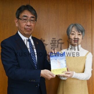 教育充実に役立てて　翻訳家の佐藤さん、市に児童書を寄贈【釧路市】(2025-04-27)