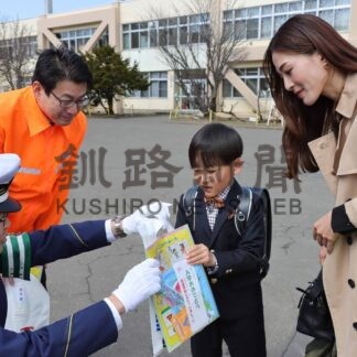 新入学児童に交通安全啓発_2(2025-04-10)