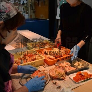 カニの甲羅盛り人気　和商市場　販売形態変化、「食べやすく」【釧路市】(2025-05-03)