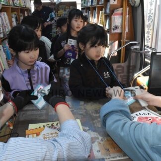 図書館バス利用方法、花咲小１年生学ぶ【根室】(2025-05-23)