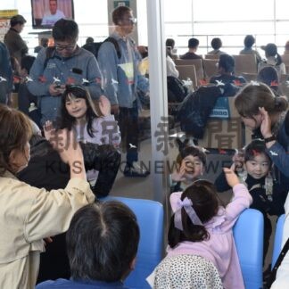 別れ惜しみ「またね！」　釧根Ｕターン本格化、空港や駅で混雑(2025-05-06)