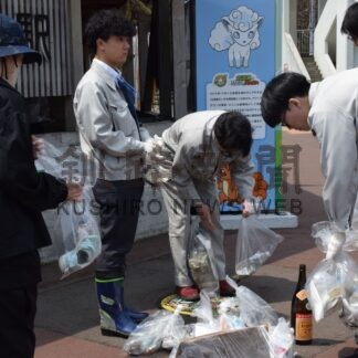 道の駅きれいに　連携メンバー、阿寒で清掃活動【釧路市】(2025-05-14)