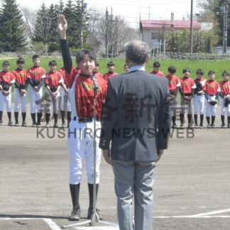 選手ら全力プレー　軟式野球開幕【中標津】(2025-05-14)
