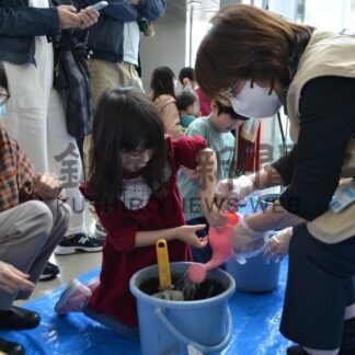 米作りにチャレンジ　親子らバケツに種まき【釧路市】(2025-05-13)