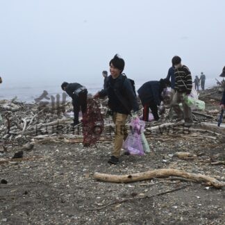 海洋プラごみなど回収　コープさっぽろ 白糠海岸で２００人参加【釧路市】(2025-05-19)