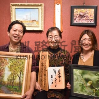 ５日から河瀬ファミリー展　個性豊かなアクリル画、川柳、写真【釧路市】(2025-05-30)