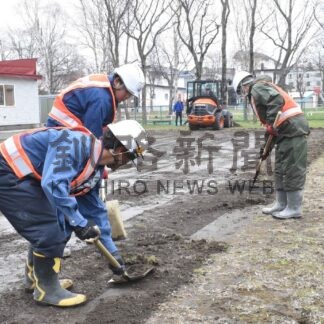 はるとり保育園のグラウンド整備　太平洋設備が社会貢献【釧路市】(2025-05-24)