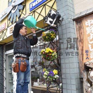 フラワーバスケット彩り　ミヤケ模型、北大通の町並み飾る【釧路市】(2025-05-25)