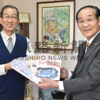 まりも学園にペーパークラフト２１６冊寄贈　少年少女発明クの渡邊理事長【釧路市】(2025-05-24)