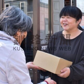 緊急防災用グッズ配布　駒場中央町会、会員７１世帯に【根室】_1(2025-05-08)