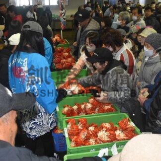 新鮮魚介類に長蛇の列　根室でおちいし味まつり【根室】(2025-05-30)