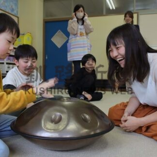 ハンドパン奏者のミキさん　根室の小学校で体験会【根室】(2025-05-19)