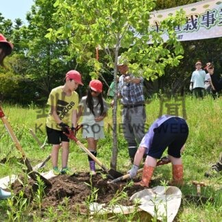 思い出胸に３本植樹　西春別小閉校記念で【別海】(2025-06-24)