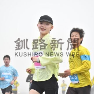 滑走路を飛ぶように走る　釧路空港マラソン_1(2025-06-16)