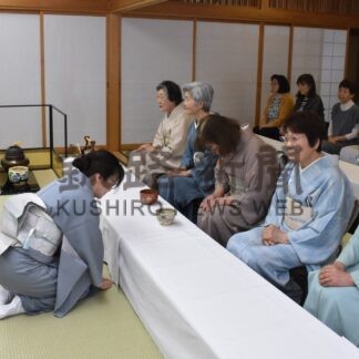 和やかな雰囲気薄茶楽しむ　チャリティー茶会、表千家同門会支部【釧路市】(2025-06-23)