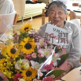 早川さんの１００歳祝う　老人ホームうららで満面の笑み【釧路市】(2025-06-14)