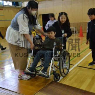 車椅子の対応学ぶ　昭和小で出前授業【釧路市】(2025-06-08)