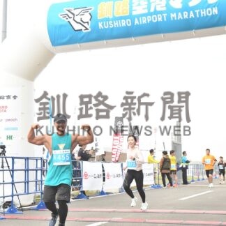 滑走路を飛ぶように走る　釧路空港マラソン_3(2025-06-16)