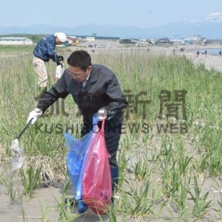 標津川河口きれいに　行政や企業など連携、８０人がごみ拾い【標津】(2025-06-05)