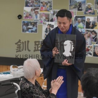 即興で切り絵 拍手　林家楽三郎さん披露【中標津】(2025-06-08)