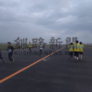 滑走路を飛ぶように走る　釧路空港マラソン(2025-06-16)