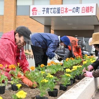 ４００株の花植栽、町の顔を彩る　女性団体連絡協【白糠】(2025-06-04)