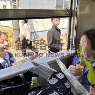 生徒８人、列車の乗客癒やす　厚床小中、伝統の「すずらん贈り」【根室】(2025-06-14)