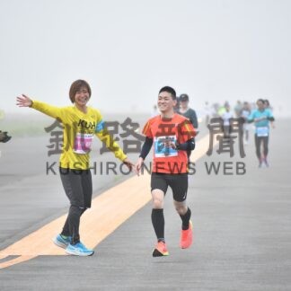 滑走路を飛ぶように走る　釧路空港マラソン_2(2025-06-16)