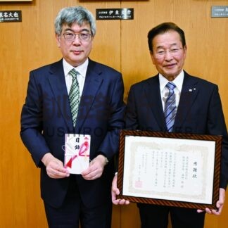 萬木建設、昔の政治や海軍記録の図書寄贈　釧路公立大に２７５８冊【釧路市】(2025-07-02)