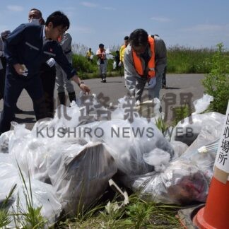 ごみ１㌧拾い集める　釧路海の月間実行委　西港で１７０人汗【釧路市】(2025-07-05)