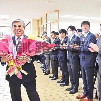 棚野会長が登庁　全国町村会就任式、選出後初、思い語る【白糠】(2025-07-08)