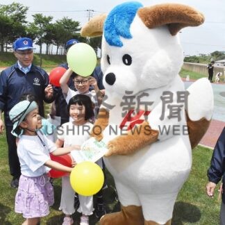子供らに啓発文房具配布　根室署など各種被害防止活動【根室市】(2025-07-09)