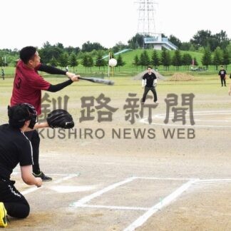白球追い親睦深める　釧路魚がし会ソフトボール大会　第八永昌丸連覇【釧路市】(2025-07-11)