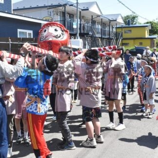 子供みこし 威勢よく　富士見神社例大祭　釧路の夏暑く【釧路市】(2025-07-12)