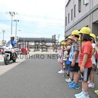 交通事故防止誓う　中標津署と郵便局、合同出動式【中標津町】(2025-07-13)