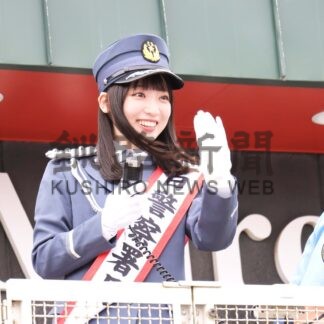 河瀬さん一日警察署長　「２２／７」メンバー　根室で街頭啓発【根室市】(2025-07-13)