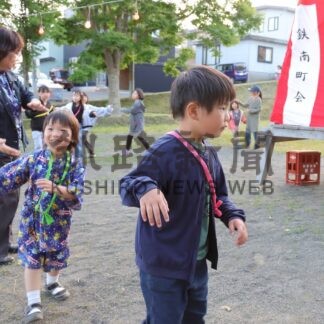 子供たち盆踊り楽しむ　やぐら囲み元気な声響く　根室盆踊り大会はあす開催【根室市】(2025-07-16)
