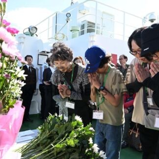 手を合わせ洋上慰霊　日帰り、７２人が参加【根室市】(2025-07-21)