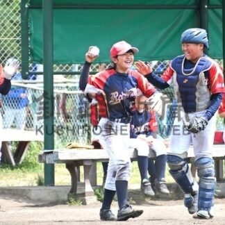 白球追い掛け全力プレー　釧新旗少年野球大会【釧路市】_4(2025-07-21)