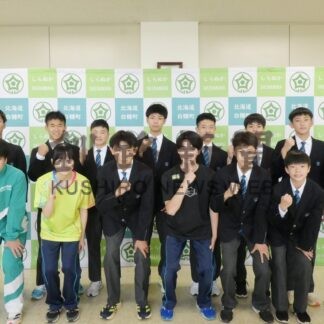 中学生　道大会での健闘誓う　陸上、水泳、バド、卓球　白糠町役場で決意【白糠町】(2025-07-22)