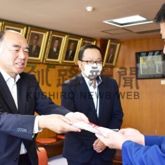 くしろ港まつり会に本社が５０万円寄付　花火打ち上げに役立てて【釧路市】(2025-07-23)