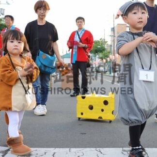 団体、つくし幼稚園きりん組　個人、大倉兄妹優勝　子供仮装盆踊り楽しむ【根室市】_1(2025-07-23)