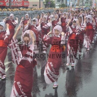 雨にぬれ市民踊り　途中で終了も短い夏楽しむ、くしろ港まつり【釧路市】(2025-08-03)