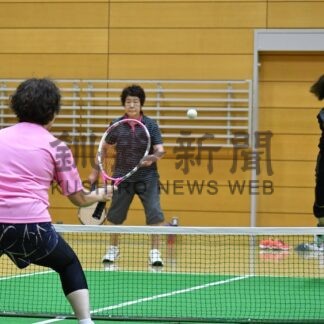 頂点目指し熱戦展開　バウンドテニス、釧路管内男女２５人出場(2025-08-05)