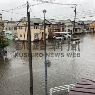 釧路市 １時間雨量６０㍉　７８年ぶり観測史上最大更新　道路冠水、車両水没【釧路市】(2025-08-06)
