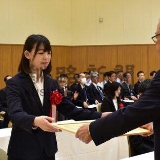 根室産業の担い手たたえ　市優良勤労青少年８人表彰【根室市】(2025-08-10)