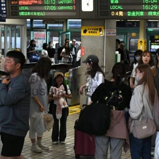 久々の再会に笑顔　釧路駅や空港、帰省ラッシュ始まる【釧路市】(2025-08-10)
