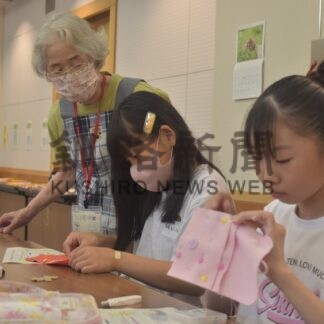 小学生、ハンカチケース作りに挑戦【別海町】(2025-08-11)